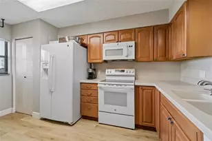 900 Cove Cay Dr, Clearwater, FL 33760 - Photo 9