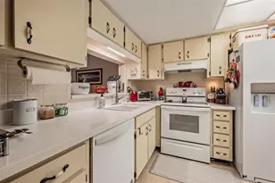 2070 Lakeview Dr, Clearwater, FL 33763 - Photo 9