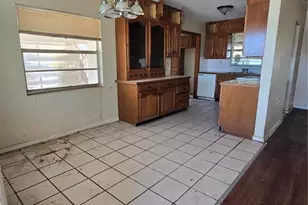 711 9th St NW, Largo, FL 33770 - Photo 5