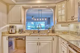 5640 Golf Pointe Dr, Sarasota, FL 34243 - Photo 9