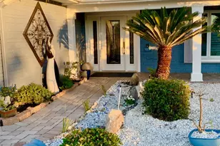 6317 Wisteria Ln, Apollo Beach, FL 33572 - Photo 5