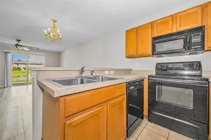 8015 Savannah Sunset Ln, Tampa, FL 33615 - Photo 11