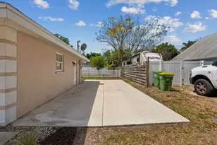 994 S Brink Ave, Sarasota, FL 34237 - Photo 3