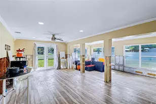 8751 Orient Way NE, Saint Petersburg, FL 33702 - Photo 9