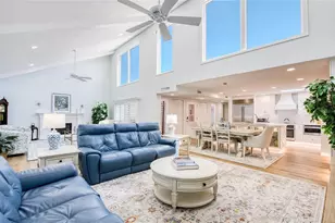 1307 Pelican Creek Crossing, Saint Petersburg, FL 33707 - Photo 9