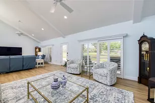 1307 Pelican Creek Crossing, Saint Petersburg, FL 33707 - Photo 5
