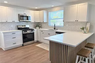 7271 Mt Arlington Dr NE, Saint Petersburg, FL 33702 - Photo 3