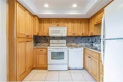 13618 Greenfield #305, Tampa, FL 33618 - Photo 15