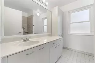 846 Glades Ct NE, Saint Petersburg, FL 33702 - Photo 5