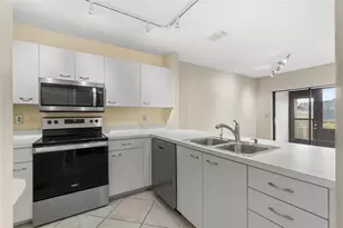 846 Glades Ct NE, Saint Petersburg, FL 33702 - Photo 7