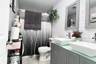 10804 N Myrtle St, Tampa, FL 33617 - Photo 11