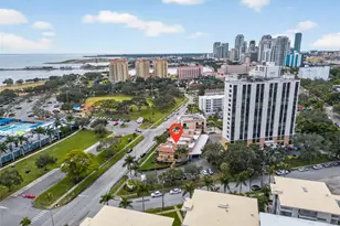 922 N Shore Dr NE, Saint Petersburg, FL 33701 - Photo 1