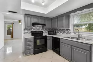 13635 Berkshire Ct, Grand Island, FL 32735 - Photo 7