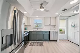 4750 Cove Cir, Saint Petersburg, FL 33708 - Photo 7