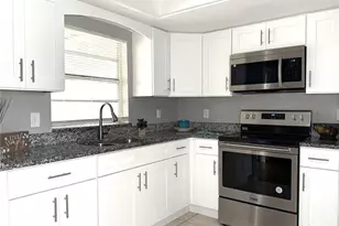 5156 Tennis Ct Cir, Tampa, FL 33617 - Photo 9