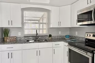 5156 Tennis Ct Cir, Tampa, FL 33617 - Photo 11