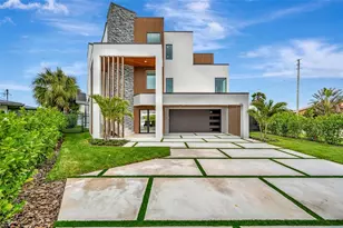 7176 S Shore Dr S, Saint Petersburg, FL 33707 - Photo 1