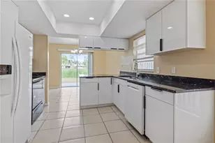 7906 George Washington Ln, Tampa, FL 33637 - Photo 9