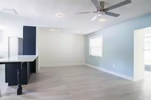 300 84th Ave NE, Saint Petersburg, FL 33702 - Photo 7