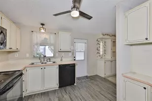 38992 Stapley Cir, Zephyrhills, FL 33540 - Photo 9