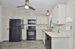 38992 Stapley Cir, Zephyrhills, FL 33540 - Photo 7