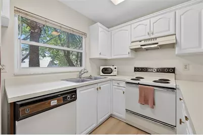 492 Santa Cruz Place NE #E, Saint Petersburg, FL 33703 - Photo 11