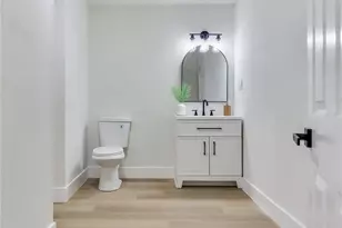 2753 Valencia Dr, Sarasota, FL 34239 - Photo 13