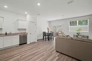 6203 Daerr Rdg St, Zephyrhills, FL 33542 - Photo 13