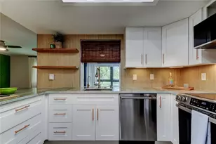 2673 Sabal Springs Cir, Clearwater, FL 33761 - Photo 5
