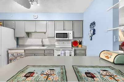 706 W Brockton Place, Sun City Center, FL 33573 - Photo 17