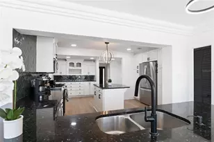 900 79th St S, Saint Petersburg, FL 33707 - Photo 9