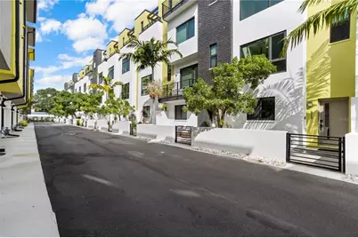 915 Arlington Avenue N, Saint Petersburg, FL 33705 - Photo 1