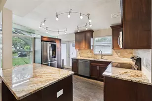 205 Southeast Jefferson Cir N, Saint Petersburg, FL 33703 - Photo 5