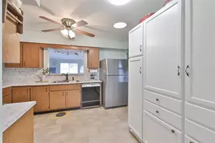 608 La Jolla Ave, Sun City Center, FL 33573 - Photo 9