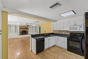 608 Krazy Ln, Lutz, FL 33548 - Photo 13