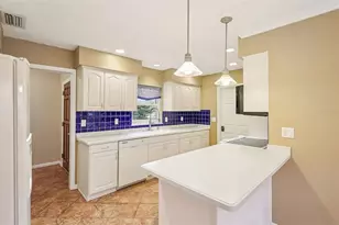 11732 Moffat Ave, Tampa, FL 33617 - Photo 13