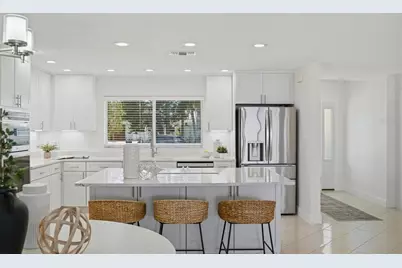 7172 S Shore Drive S, Saint Petersburg, FL 33707 - Photo 7