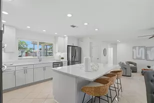 7172 S Shore Dr S, Saint Petersburg, FL 33707 - Photo 5