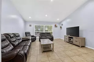 3909 Applegate Cir, Brandon, FL 33511 - Photo 9
