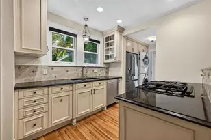 2318 Woodlawn Cir E, Saint Petersburg, FL 33704 - Photo 13