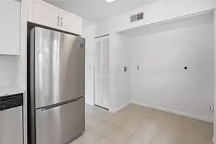 500 Santa Cruz Pl NE, Saint Petersburg, FL 33703 - Photo 9