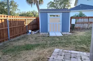 351 Davenport Ave NE, Saint Petersburg, FL 33702 - Photo 29