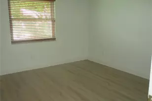 511 Finsbury Cir, Sun City Center, FL 33573 - Photo 13