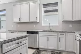 6382 Bradford Woods Dr, Zephyrhills, FL 33542 - Photo 9
