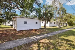 225 Southeast Jefferson Cir N, Saint Petersburg, FL 33703 - Photo 19