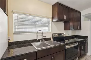 225 Southeast Jefferson Cir N, Saint Petersburg, FL 33703 - Photo 7