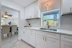 910 Alcazar Wy S, Saint Petersburg, FL 33705 - Photo 17