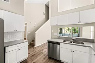 3408 Laurel Dale Dr, Tampa, FL 33618 - Photo 9