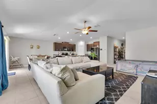 3806 Daisy Bloom Pl, Tampa, FL 33619 - Photo 7