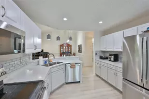 827 McCallister Ave, Sun City Center, FL 33573 - Photo 11